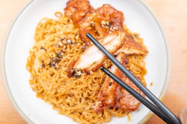 Lo Mein 'li teriyaki tavuğu mu yoksa yatay kompozisyonda erişte mi?