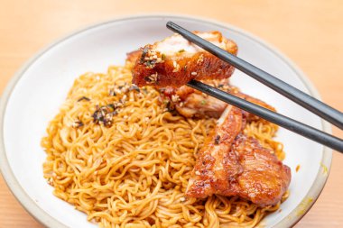 Lo Mein soslu teriyaki tavuğu ya da yatay kompozisyonda şehriye.