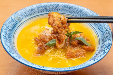 Yatay kompozisyonda tavuk ve ekşi şehriye açılı.