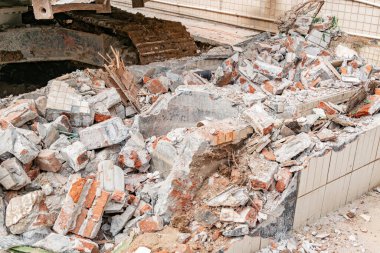 Eski bir binanın yıkılması