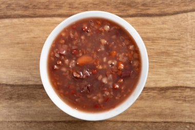 Mor tatlı patatesli, fasulyeli ve fasulyeli ve kırmızı fasulyeli.