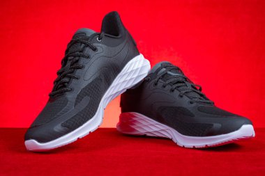 Erkekler için kırmızı bir çift siyah spor ayakkabı.