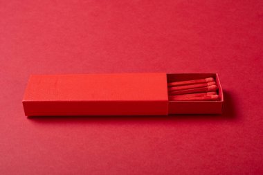 Kırmızı arkaplanda kırmızı kibrit kutusu açısı görünümü