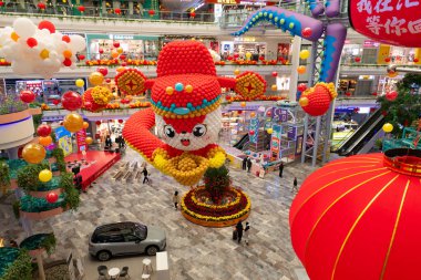 ZhongShan GuangDong Çin - 29 Ocak 2025: 2025 Yeni Yılan Yılı için Çin Yeni Yıl Dekorasyonu.