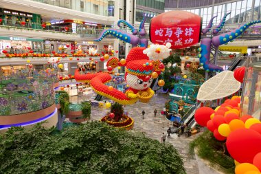 ZhongShan GuangDong Çin - 29 Ocak 2025: 2025 Yeni Yılan Yılı için Çin Yeni Yıl Dekorasyonu.