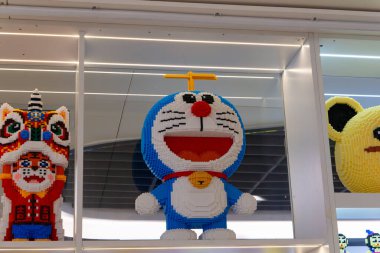 YangSuo GuangXi Çin - 13 Temmuz 2024: Oyuncak bloklardan oluşan farklı çizgi film karakterleri.