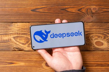 ZHONGSHAN Çin-28 Ocak 2025 Deepseek logosu yatay kompozisyonda olan bir cep telefonu tutuyor.