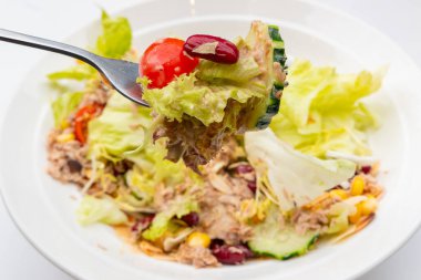 Açılı görünüm Ton Balığı çıtır badem salatası yatay kompozisyonda