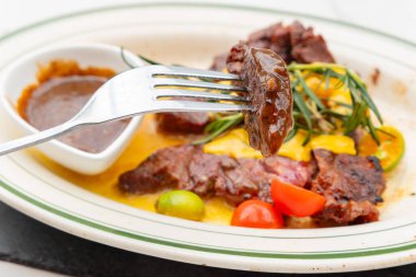 Yatay kompozisyonda Fransız yengeci pişmiş biftek açısı