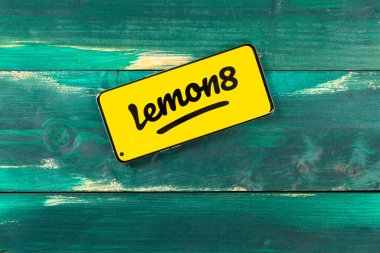 ZHONGSHAN Çin-21 Aralık 2024: yatay bileşiminde Lemon8 logosu olan bir mobil.