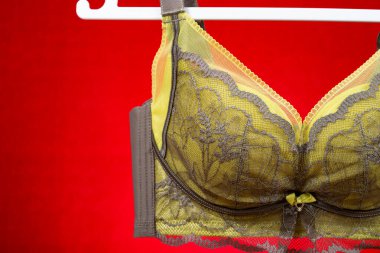 çimen yeşili sütyen kırmızı arkaplanda