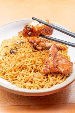 Lo Mein soslu teriyaki tavuğu ya da dikey kompozisyonda erişte.