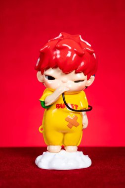 ZhongShan GuangDong Çin - 21 Mart 2025: Pop Mart koleksiyon rakamları kırmızı arka planda.