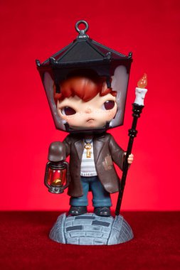 ZhongShan GuangDong Çin - 21 Mart 2025: Pop Mart koleksiyon rakamları kırmızı arka planda.