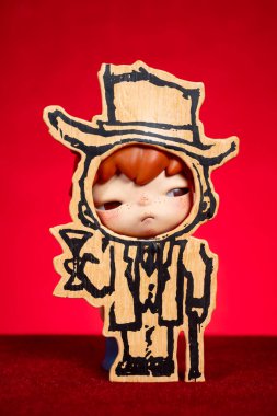 ZhongShan GuangDong Çin - 21 Mart 2025: Pop Mart koleksiyon rakamları kırmızı arka planda.