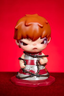 ZhongShan GuangDong Çin - 21 Mart 2025: Pop Mart koleksiyon rakamları kırmızı arka planda.