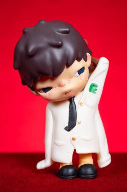 ZhongShan GuangDong Çin - 21 Mart 2025: Pop Mart koleksiyon rakamları kırmızı arka planda.