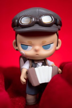 ZhongShan GuangDong Çin - 21 Mart 2025: Pop Mart koleksiyon rakamları kırmızı arka planda.