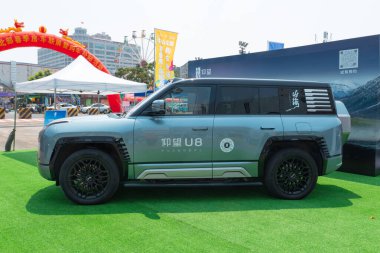 ZHONGSHAN GUANGDONG Çin - 21 Mart 2025: BYD Yangwang U8, yüksek performanslı hibrit bir SUV.