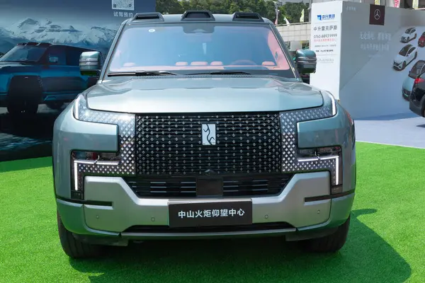 ZHONGSHAN GUANGDONG Çin - 21 Mart 2025: BYD Yangwang U8, yüksek performanslı hibrit bir SUV.