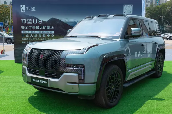 ZHONGSHAN GUANGDONG Çin - 21 Mart 2025: BYD Yangwang U8, yüksek performanslı hibrit bir SUV.