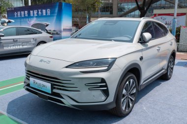 ZHONGSHAN GUANGDONG Çin - 21 Mart 2025: Gri bir BYD Song Pro DM-i elektrikli araba.