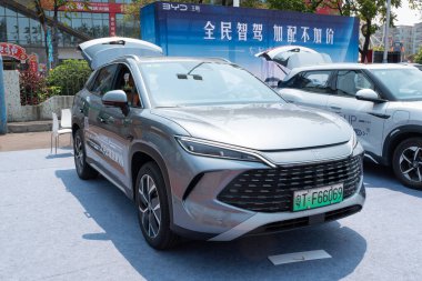 ZHONGSHAN GUANGDONG Çin - 21 Mart 2025: Gri bir BYD Song Pro DM-i elektrikli araba.