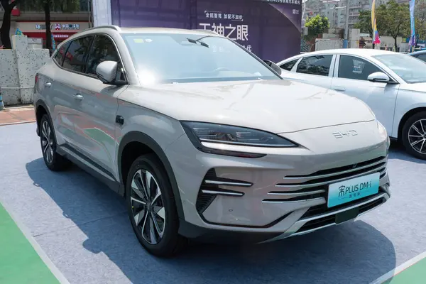 ZHONGSHAN GUANGDONG Çin - 21 Mart 2025: Gri bir BYD Song Pro DM-i elektrikli araba.