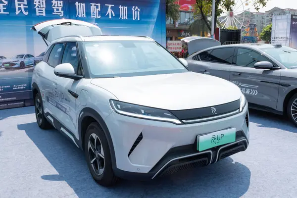 ZHONGSHAN GUANGDONG Çin - 21 Mart 2025: beyaz bir BYD Yuan Elektrikli araba.