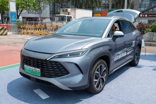 ZHONGSHAN GUANGDONG Çin - 21 Mart 2025: Gri bir BYD Song Pro DM-i elektrikli araba.