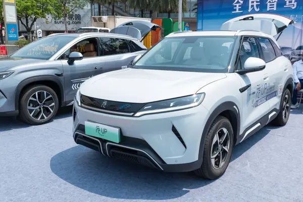 ZHONGSHAN GUANGDONG Çin - 21 Mart 2025: beyaz bir BYD Yuan Elektrikli araba.