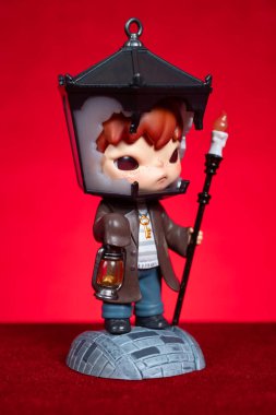 ZhongShan GuangDong Çin - 21 Mart 2025: Pop Mart koleksiyon rakamları kırmızı arka planda.