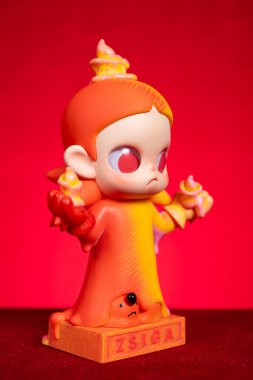 ZhongShan GuangDong Çin - 21 Mart 2025: Pop Mart koleksiyon rakamları kırmızı arka planda.