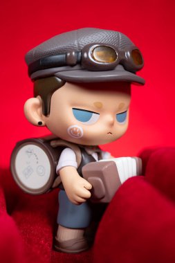 ZhongShan GuangDong Çin - 21 Mart 2025: Pop Mart koleksiyon rakamları kırmızı arka planda.