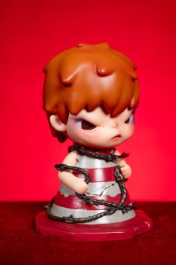 ZhongShan GuangDong Çin - 21 Mart 2025: Pop Mart koleksiyon rakamları kırmızı arka planda.