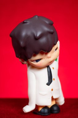 ZhongShan GuangDong Çin - 21 Mart 2025: Pop Mart koleksiyon rakamları kırmızı arka planda.