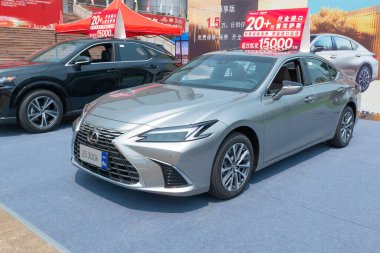 ZHONGSHAN GUANGDONG Çin - 21 Mart 2025: gümüş renkli Lexus E300h otomobil.