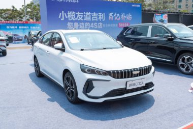 ZHONGSHAN GUANGDONG Çin - 21 Mart 2025: beyaz Geely BinRui arabası.
