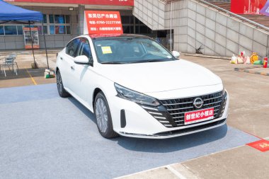 ZHONGSHAN GUANGDONG Çin - 21 Mart 2025: beyaz bir Nissan arabası.
