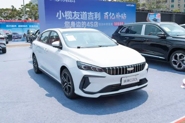 ZHONGSHAN GUANGDONG Çin - 21 Mart 2025: beyaz Geely BinRui arabası.