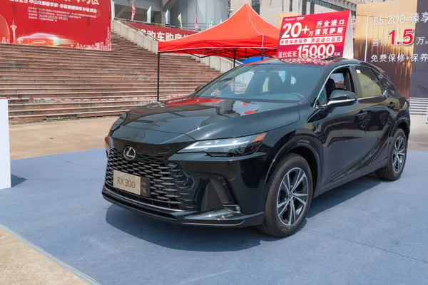 ZHONGSHAN GUANGDONG Çin - 21 Mart 2025: siyah bir Lexus RX300 araba.