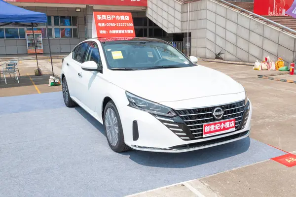 ZHONGSHAN GUANGDONG Çin - 21 Mart 2025: beyaz bir Nissan arabası.