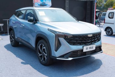 ZHONGSHAN GUANGDONG Çin - 21 Mart 2025: parlak mavi Geely Boyue arabası.
