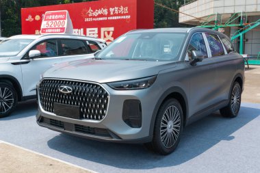 ZHONGSHAN GUANGDONG Çin - 21 Mart 2025: gri bir QiRui arabası.