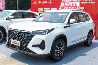 ZHONGSHAN GUANGDONG Çin - 21 Mart 2025: beyaz bir QiRui RuiKu 8 Pro araba.
