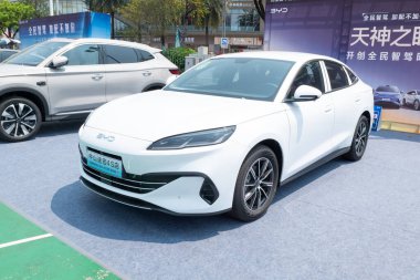 ZHONGSHAN GUANGDONG Çin - 21 Mart 2025: beyaz bir BYD elektrikli araba.