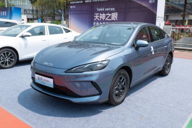 ZHONGSHAN GUANGDONG Çin - 21 Mart 2025: gri bir BYD Mühür 05 DM-i elektrikli araba.