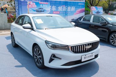 ZHONGSHAN GUANGDONG Çin - 21 Mart 2025: beyaz bir Geely DiHao 4..