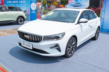 ZHONGSHAN GUANGDONG Çin - 21 Mart 2025: beyaz bir Geely DiHao 4..