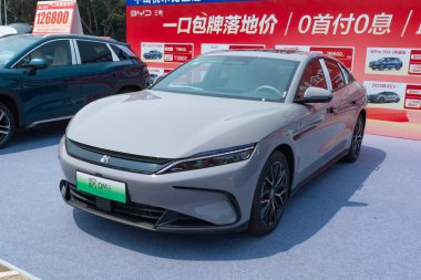 ZHONGSHAN GUANGDONG Çin - 21 Mart 2025: gri bir BYD Han DM-i elektrikli araba.